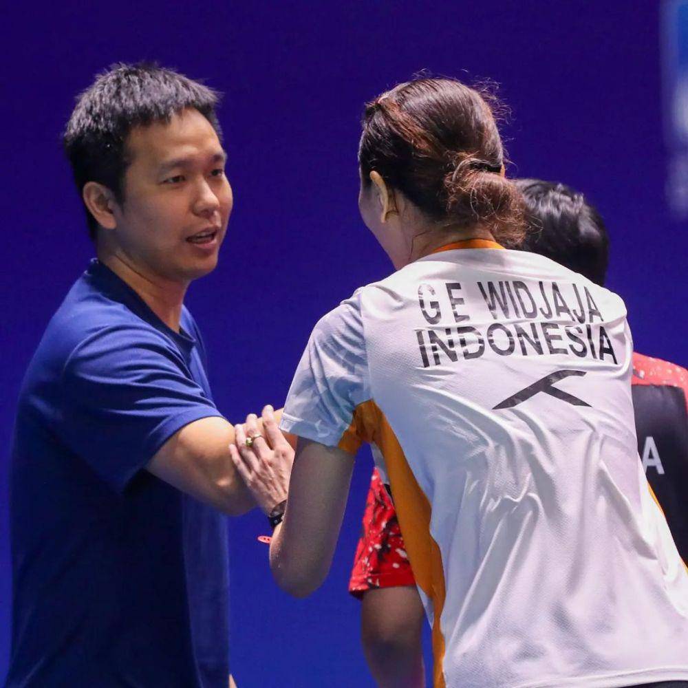 Hendra Setiawan mendampingi Dejan Ferdinansyah/Gloria Emanuelle Widjaja menjalani babak 16 besar China Open 2024 (dok.PP PBSI)