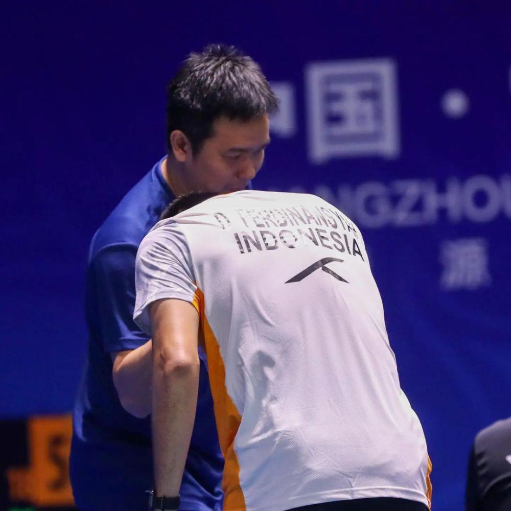 Hendra Setiawan mendampingi Dejan Ferdinansyah/Gloria Emanuelle Widjaja menjalani babak 16 besar China Open 2024 (dok.PP PBSI)