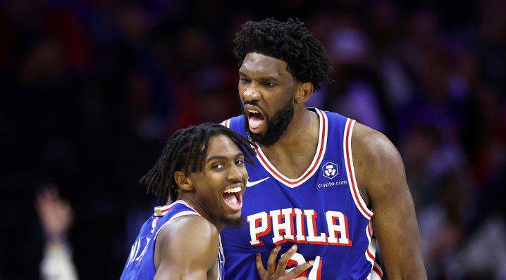 Tyrese Maxey (kiri) dan Joel Embiid (kanan) (nba.com)