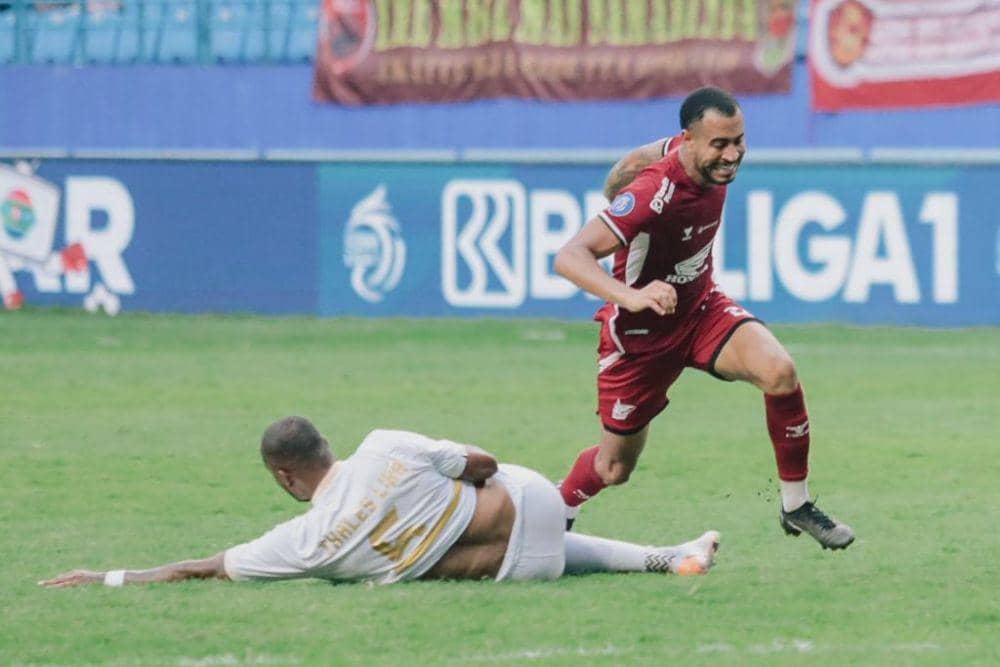 Aksi pemain PSM Makassar, Victor Luiz (kanan), pada laga pekan kelima BRI Liga 1 2024/25 melawan Arema FC di Stadion Batakan Balikpapan pada 15 September 2024. (Instagram.com/psm_makassar)