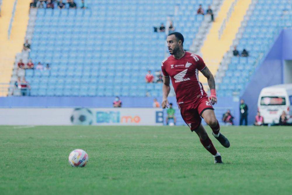 Aksi pemain PSM Makassar, Victor Luiz (kanan), pada laga pekan kelima BRI Liga 1 2024/25 melawan Arema FC di Stadion Batakan Balikpapan pada 15 September 2024. (Instagram.com/psm_makassar)