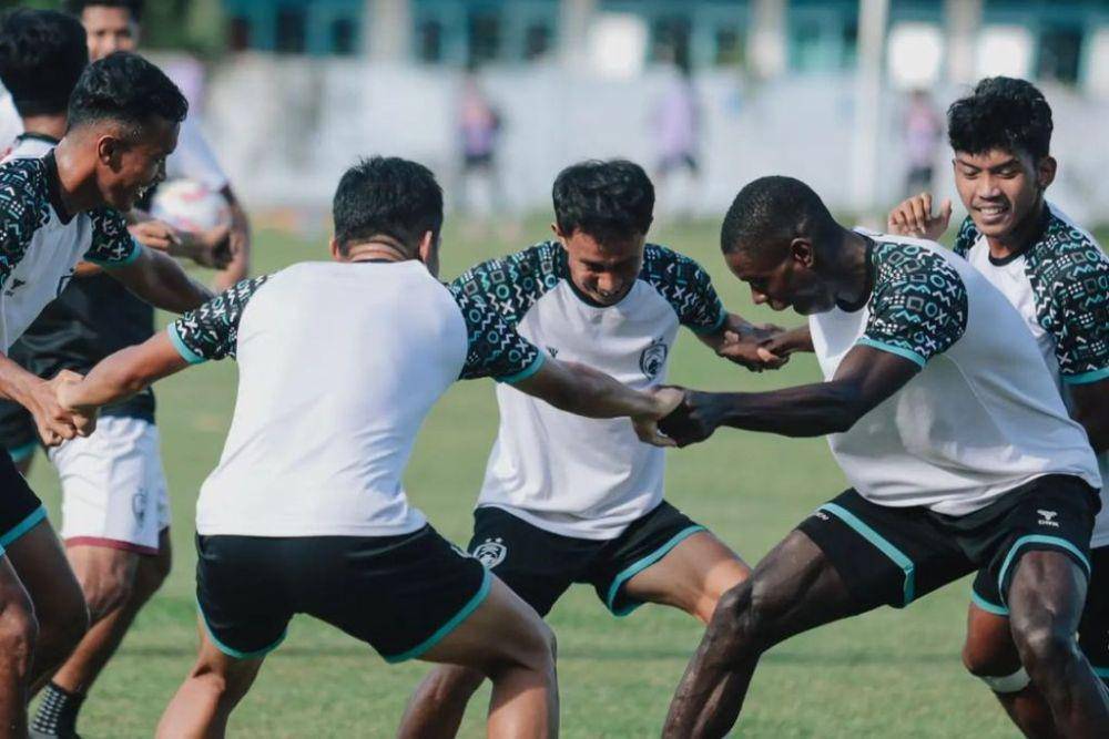 Para pemain PSM Makassar dalam sesi latihan di Lapangan Bima Sakti Balikpapan pada Selasa 17 September 2024. (Instagram.com/psm_makassar)