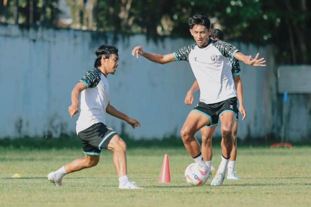 Dua pemain PSM Makassar yakni Rasyid Bakri (kiri) dan Daffa Salman (kanan) dalam sesi latihan di Lapangan Bima Sakti Balikpapan pada Selasa 17 September 2024. (Instagram.com/psm_makassar)