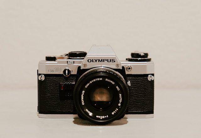 Ilustrasi kamera analog. https://unsplash.com/@wesleyphotography