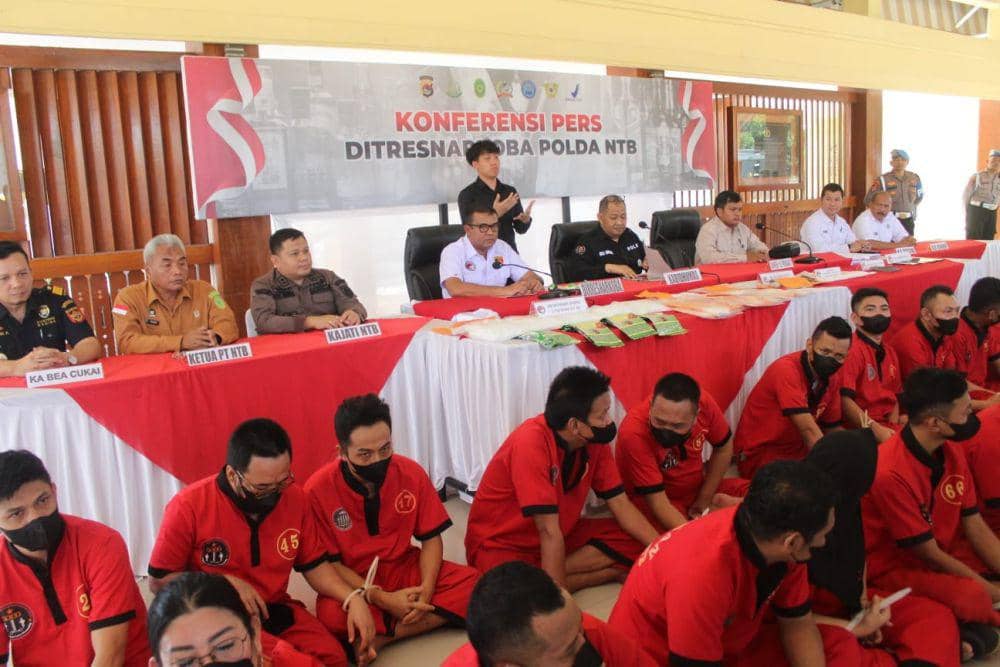Para tersangka kejahatan yang ditangkap Polda NTB. (Dok.istimewa)