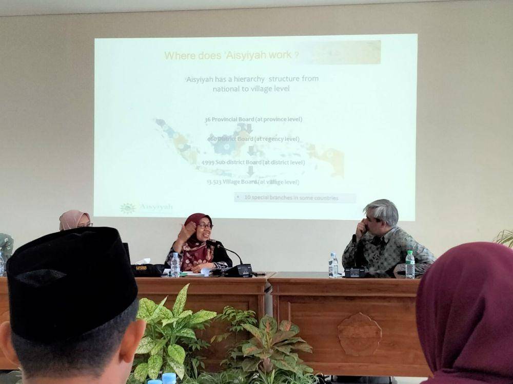 pengenalan organisasi Aisyiyah oleh Tri Hastuti kepada peserta delegasi (IDN Times/ Abdul Khalim Mubaroq)