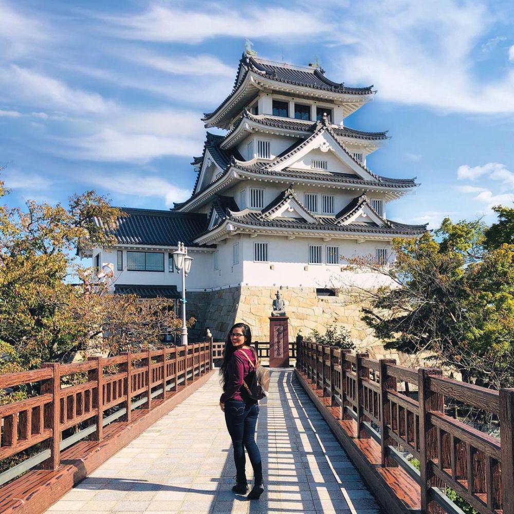 Jalan masuk kastil selalu menjadi tempat wisatawan berfoto (instagram.com/kahvargas87)