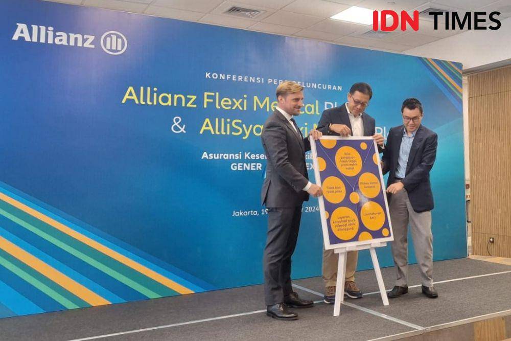 Alexander Grenz, Country Manager & Direktur Utama Allianz Life Indonesia, Achmad K. Permana, Direktur Utama Allianz Life Syariah Indonesia, Himawan Purnama, Country Chief Product Officer Allianz Indonesia saat konferensi pers Allianz Flexi Medical Plan di Jakarta, Kamis (19/9/2024). (IDN Times/Lia Hutasoit)
