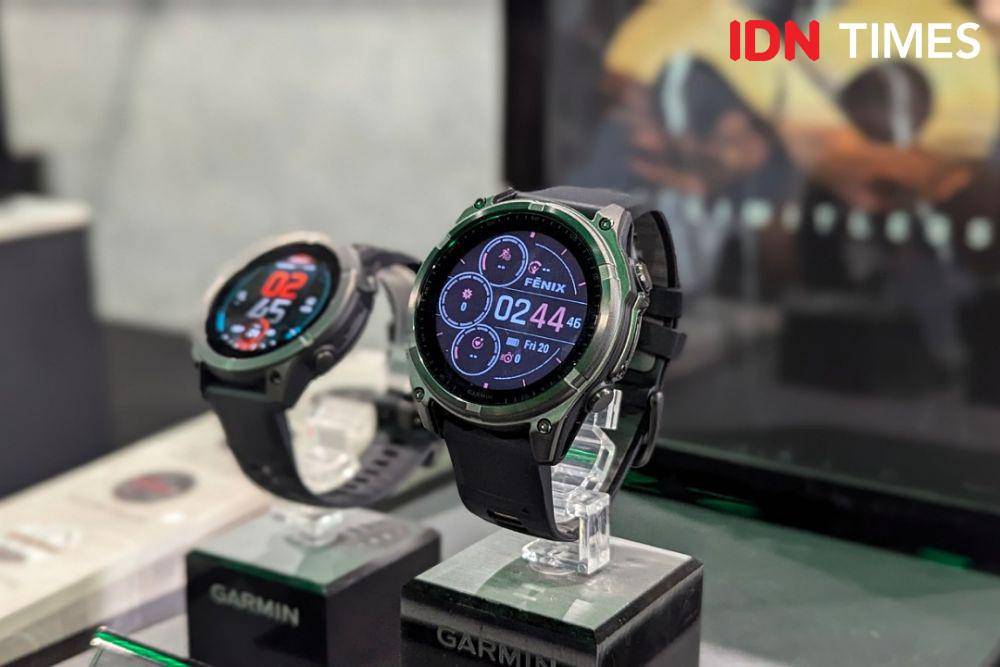Garmin Fenix 8 (kanan) (IDN Times/Misrohatun)