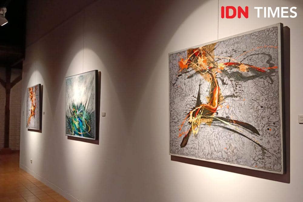 Pameran karya seniman I Made Dollar Astawa (IDN Times/Ayu Afria)
