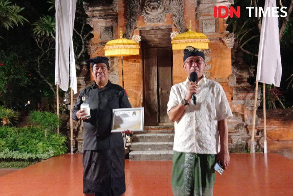 Seniman I Made Dollar Astawa dan Direktur Griya Santrian Beach Resort and Spa Ida Bagus Sidharta Putra (IDN Times/Ayu Afria)