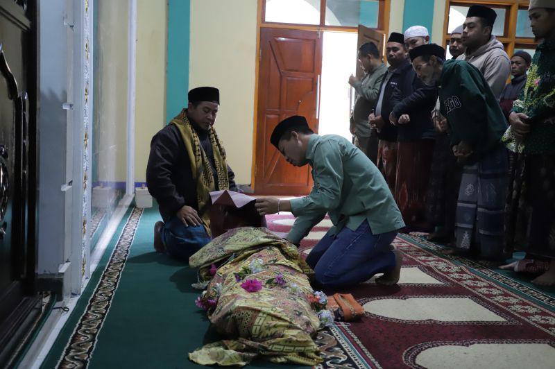 Tertimpa Reruntuhan Seorang Anak Meninggal Akibat Gempa di Kertasari