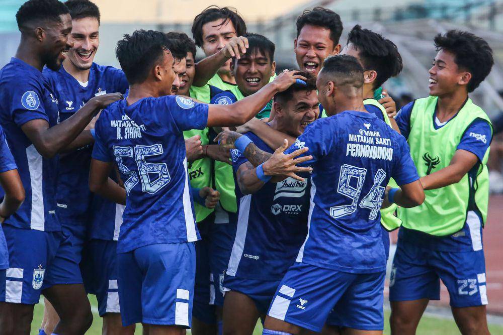 Pesepak bola PSIS Semarang Gali Freitas (ketiga kanan) bersama rekan setimnya melakukan selebrasi usai mencetak gol ke gawang PSBS Biak pada pertandingan BRI Liga 1 di Stadion Moch. Soebroto, Magelang, Jawa Tengah, Jumat (23/8/2024). ANTARA FOTO/Makna Zaezar/tom.
