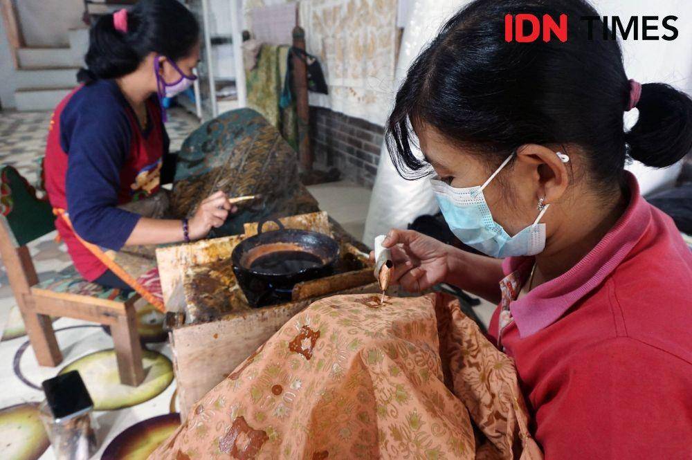Galeri Batik Zie memproduksi batik dengan pewarna alam di Gunungpati, Kota Semarang. (IDN Times/Anggun Puspitoningrum)