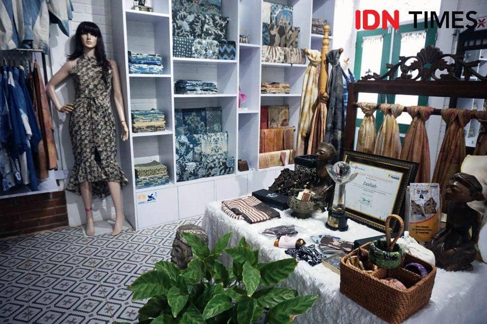Galeri Batik Zie memproduksi batik dengan pewarna alam di Gunungpati, Kota Semarang. (IDN Times/Anggun Puspitoningrum)