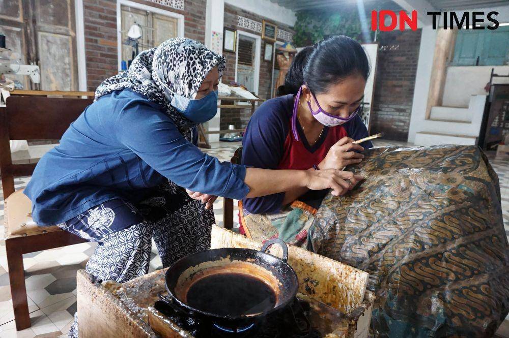 Galeri Batik Zie memproduksi batik dengan pewarna alam di Gunungpati, Kota Semarang. (IDN Times/Anggun Puspitoningrum)