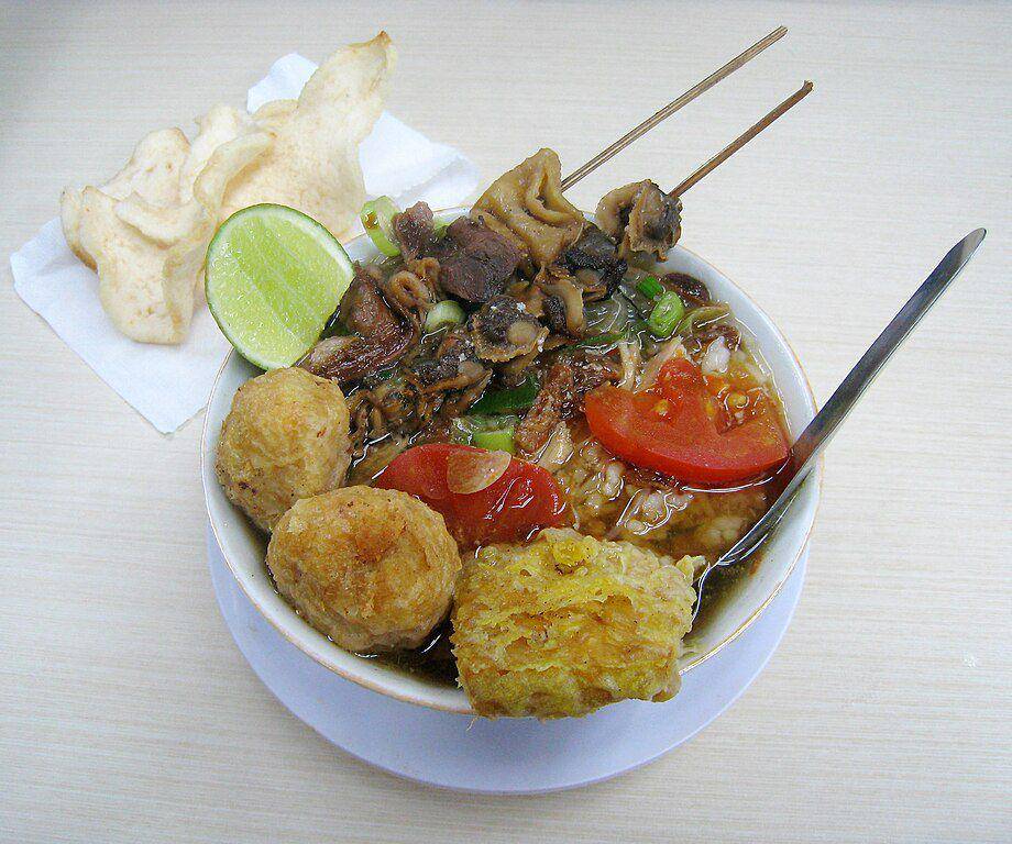 ilustrasi menikmati gorengan dengan soto (commons.wikimedia.org/Gunawan Kartapranata)