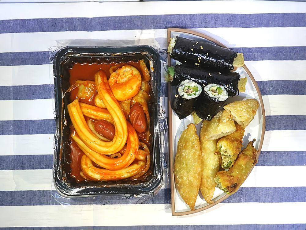 ilustrasi menikmati gorengan dengan tteokbokki (commons.wikimedia.org/헤헤공자매)