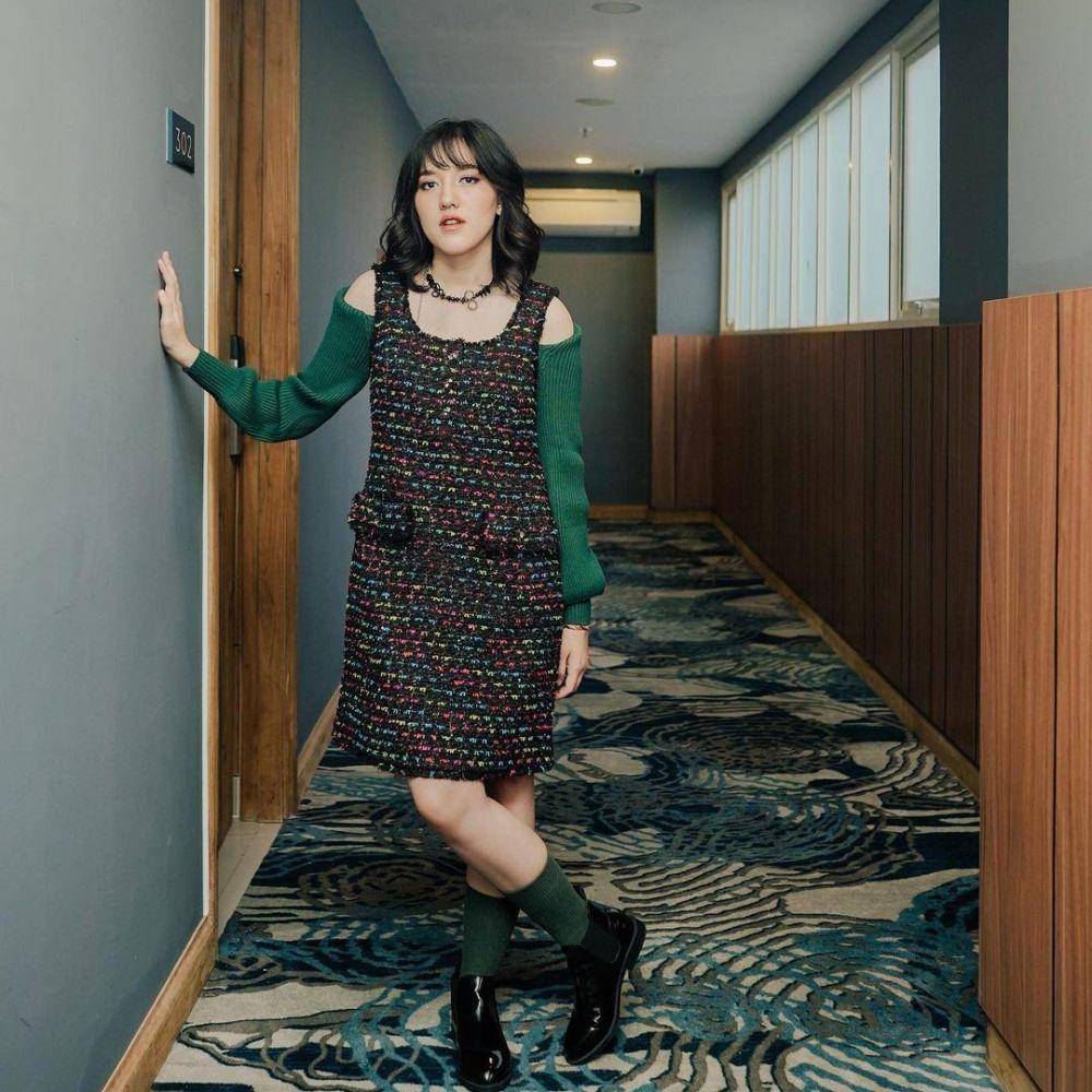 inspirasi padu-padan outfit warna hijau dengan hitam (instagram.com/ifyalyssa)