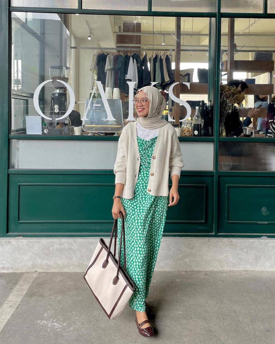 inspirasi padu-padan outfit warna hijau dengan warna beige (instagram.com/fitrahydy)