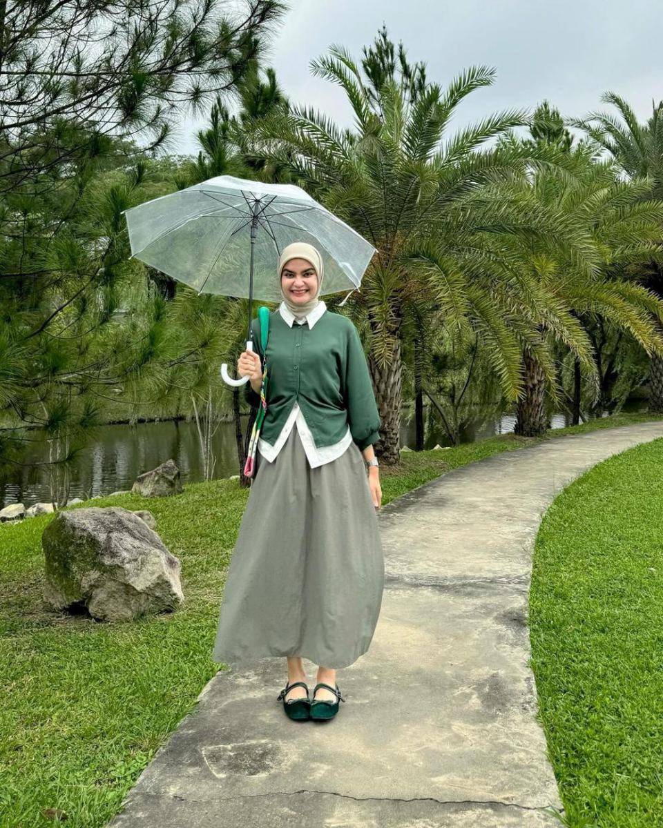 inspirasi padu-padan outfit warna hijau dari influencer (instagram.com/helwabasheel)