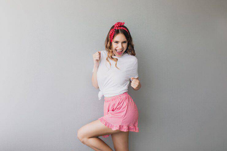 Ilustrasi outfit feminim T-shirt dipadukan dengan mini skirt (freepik.com/lookstudio)