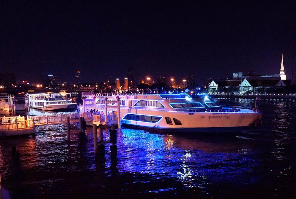 Chao Phraya Dinner Cruise Bangkok dengan Nuansa Mewah nan Romatis