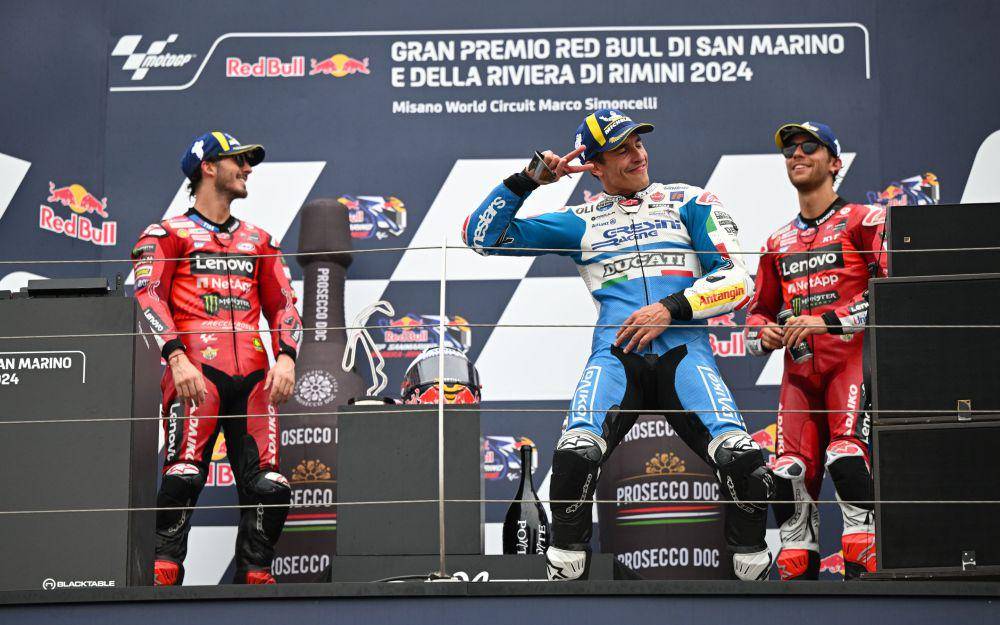 Marc Marquez berselebrasi usai meraih kemenangan di GP San Marino 2024. (motogp.com)