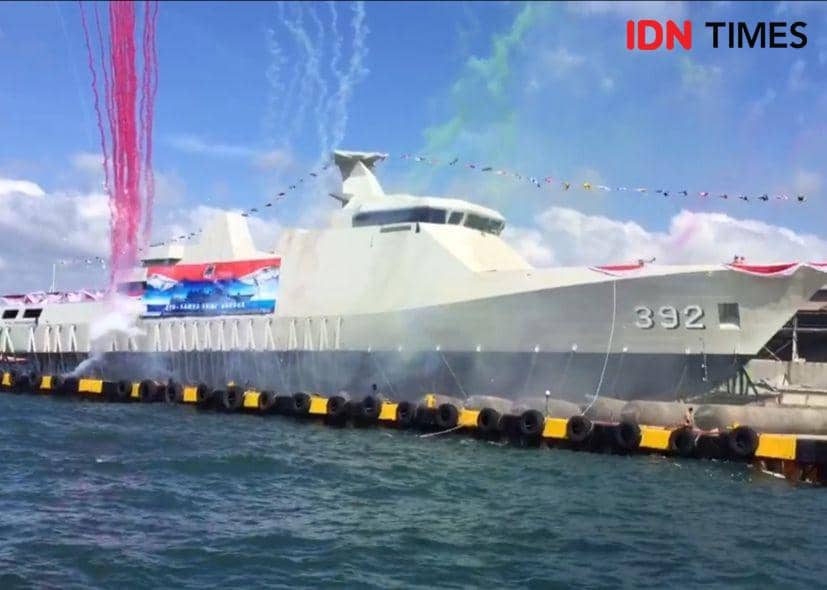 Penampakan kapal KRI Lukas Rumkorem-392 dan KRI Raja Haji Fisabilillah-391. (IDN Times/Tama Yudha Wiguna).