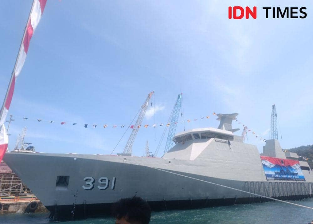 Penampakan kapal KRI Lukas Rumkorem-392 dan KRI Raja Haji Fisabilillah-391. (IDN Times/Tama Yudha Wiguna).