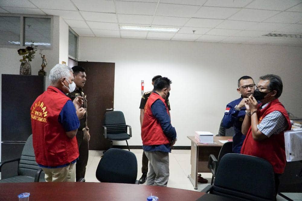 Penetapan tiga tersangka kasus korupsi pembangunan Prasarana LRT Sumsel (Dok: Kejati Sumsel)