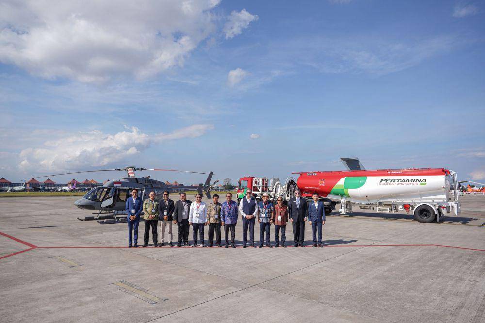 Di momen tersebut, Pertamina Patra Niaga menjalin sinergi dengan Sayap Garuda Indah (SGI) dan Bell Textron Inc., untuk menjadikan helikopter Bell 407 sebagai helikopter pertama di Indonesia yang menggunakan SAF. (dok. Pertamina Patra Niaga)