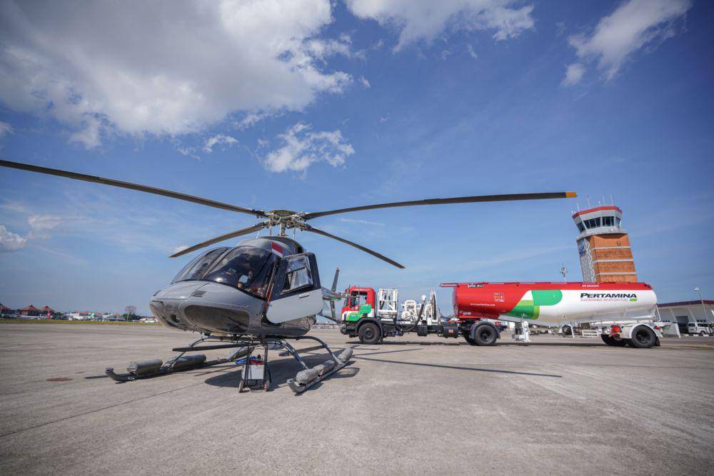 Di momen tersebut, Pertamina Patra Niaga menjalin sinergi dengan Sayap Garuda Indah (SGI) dan Bell Textron Inc., untuk menjadikan helikopter Bell 407 sebagai helikopter pertama di Indonesia yang menggunakan SAF. (dok. Pertamina Patra Niaga)