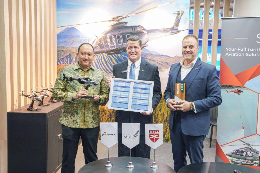 Di momen tersebut, Pertamina Patra Niaga menjalin sinergi dengan Sayap Garuda Indah (SGI) dan Bell Textron Inc., untuk menjadikan helikopter Bell 407 sebagai helikopter pertama di Indonesia yang menggunakan SAF. (dok. Pertamina Patra Niaga)