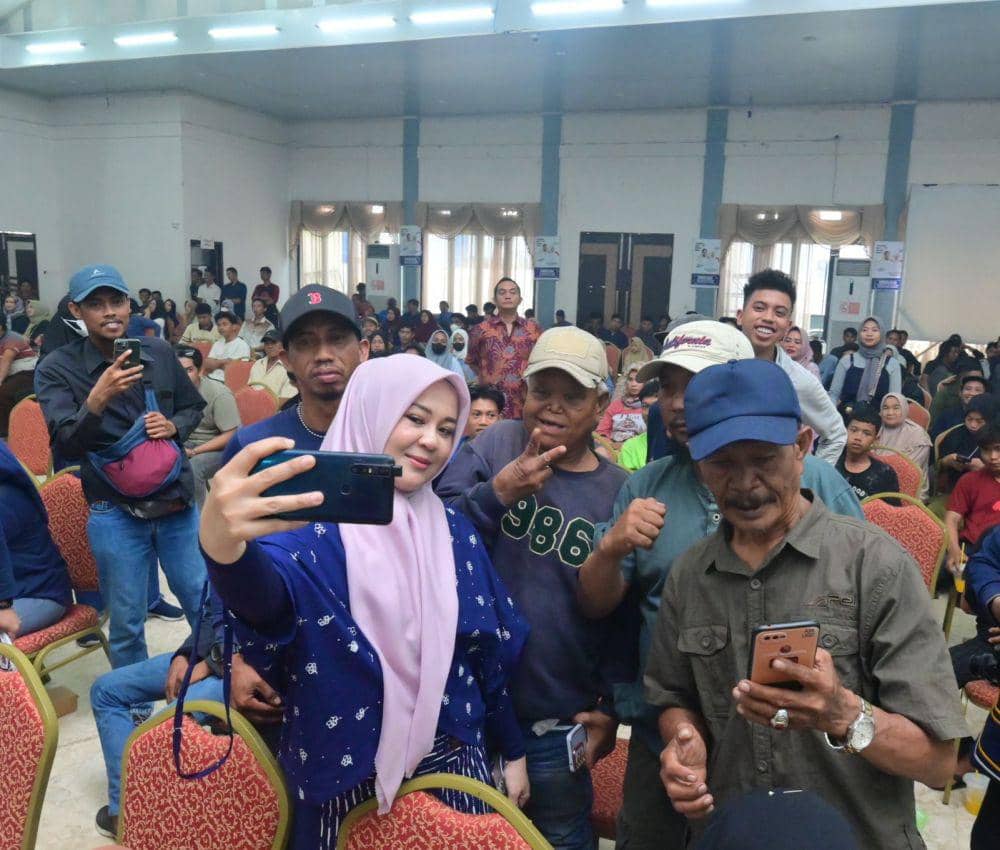 Bakal Calon Wakil Gubernur Sulawesi Selatan, Fatmawati Rusdi, berswafoto saat kegiatan konsolidasi internal Partai NasDem di Maros, Jumat (20/9/24). (Dok. Istimewa)