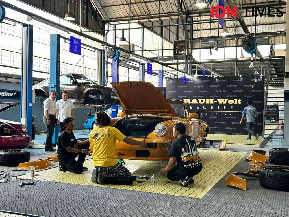 Akira Nakai sedang melakukan pengerjaan Porsche RWB di bengkel EnginePlus Motorsport, Indonesia, Selasa (6/8/2024). ( IDN Times/Fadhliansyah)