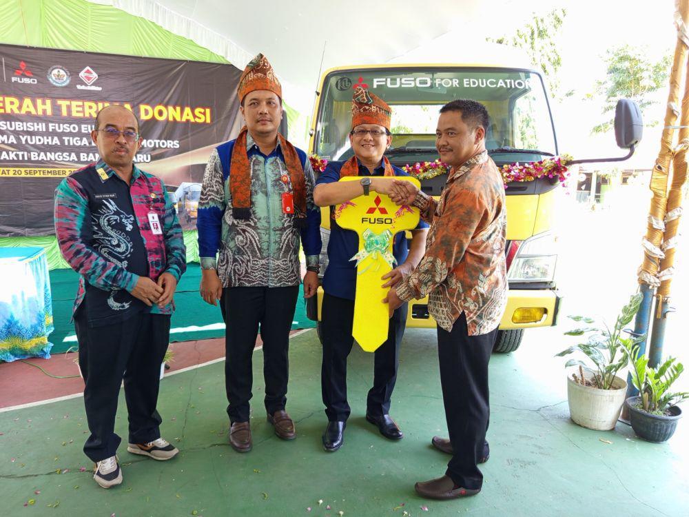 KTB Donasikan Fuso Canter ke SMK untuk Dukung Dunia Pendidikan