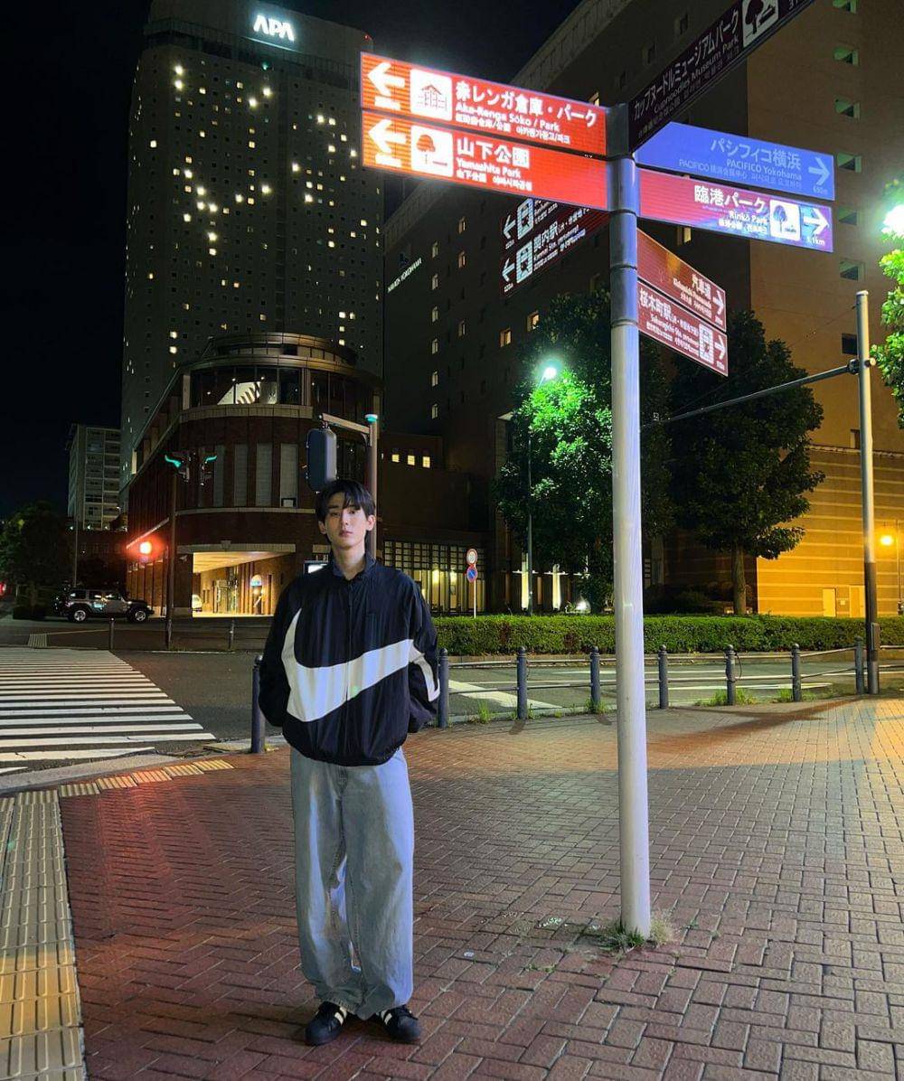 padu padan baggy pants ala Book Kasidet (instagram.com/kasibook_)