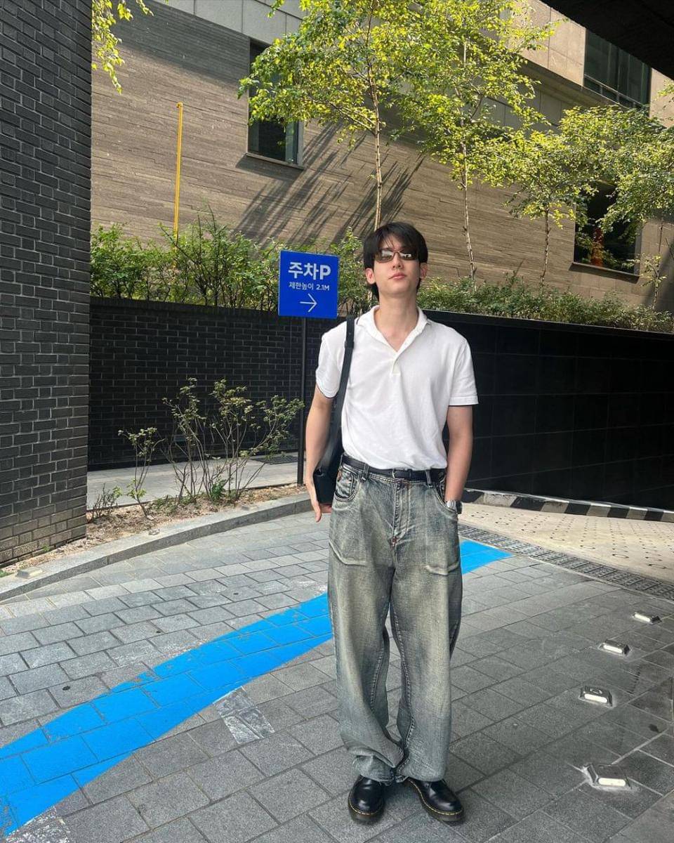 padu padan baggy pants ala Book Kasidet (instagram.com/kasibook_)