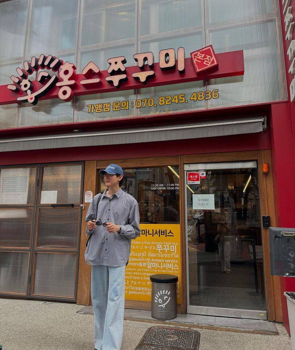 padu padan baggy pants ala Book Kasidet (instagram.com/kasibook_)