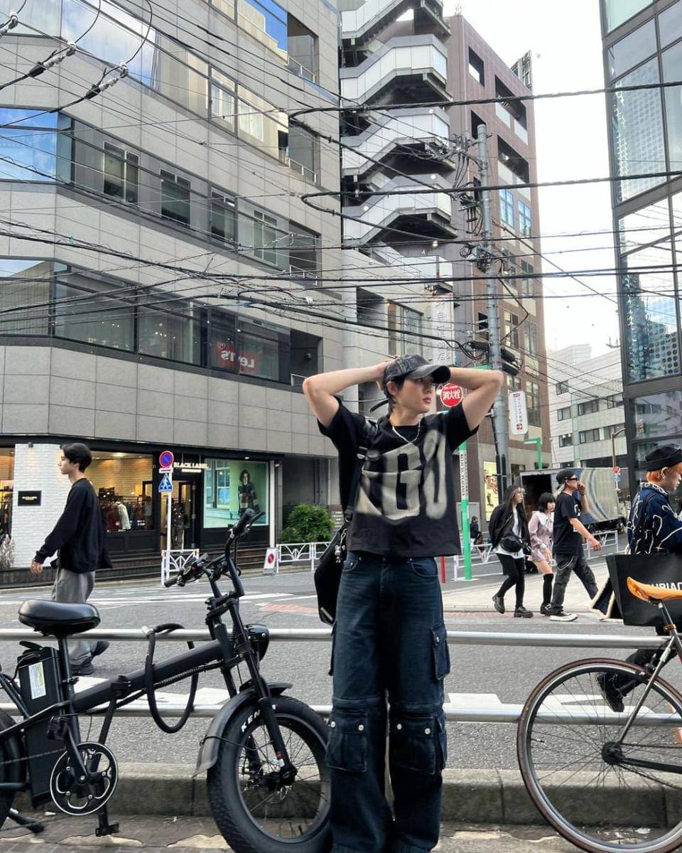 padu padan baggy pants ala Book Kasidet (instagram.com/kasibook_)