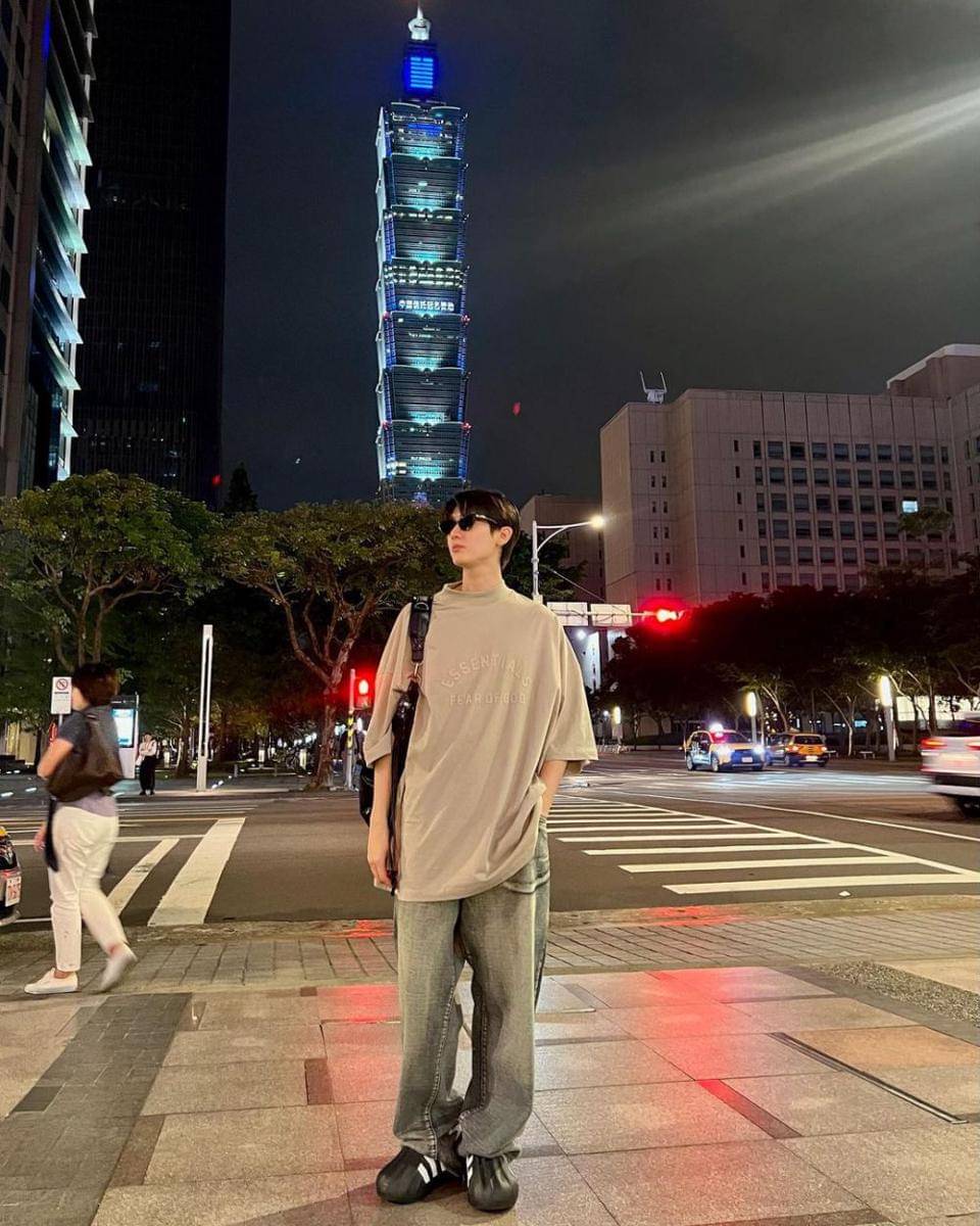 padu padan baggy pants ala Book Kasidet (instagram.com/kasibook_)