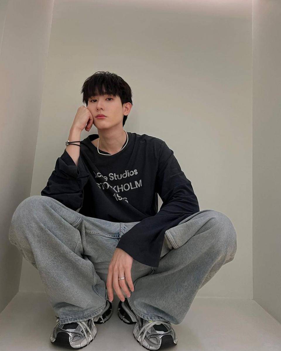 padu padan baggy pants ala Book Kasidet (instagram.com/kasibook_)