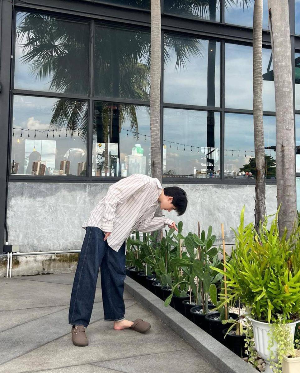 padu padan baggy pants ala Book Kasidet (instagram.com/kasibook_)