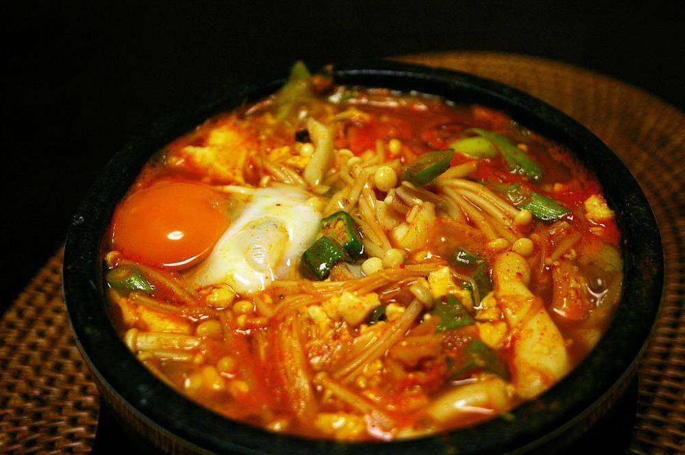 sundubu jjigae (commons.wikimedia.org/titanium22)
