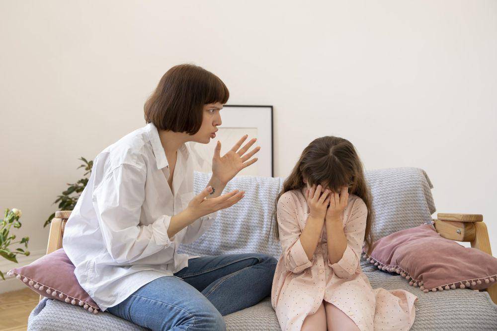 ilustrasi ibu dan anak perempuan (freepik.com/freepik)