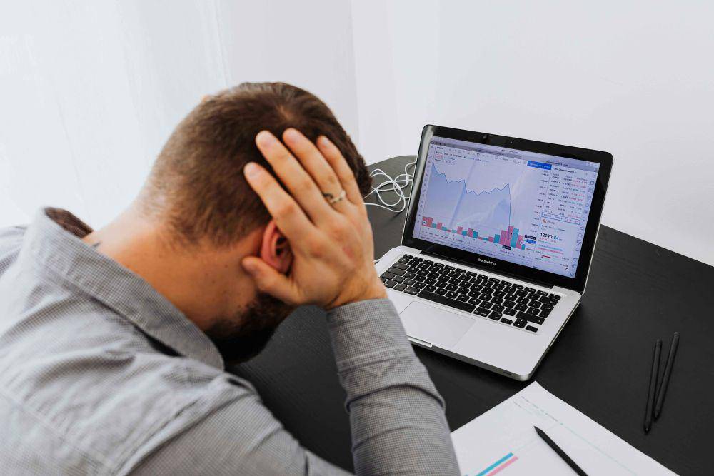 illustrasi resiko investasi (pexels.com/Karolina Kaboompics)