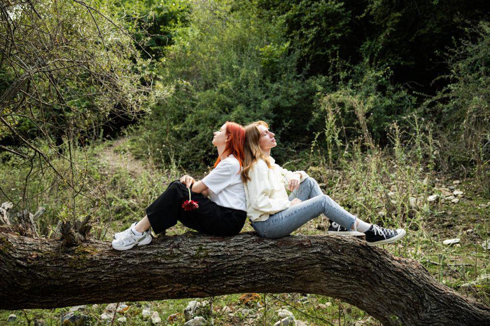 6 Sebab Gak Semua Hal Bisa Diceritakan ke Bestie