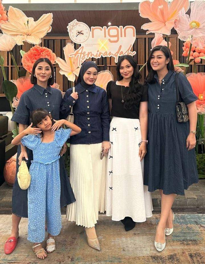 Potret artis hadiri launching brand kolab Asmirandah (Instagram.com/dindahw)