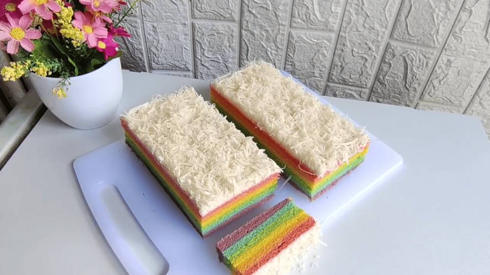 rainbow cake kukus 4 telur (youtube.com/Dapur Lilies)